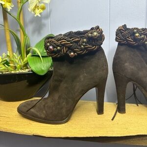 Elegant Brown Suede Ankle Boots with Braided Detail